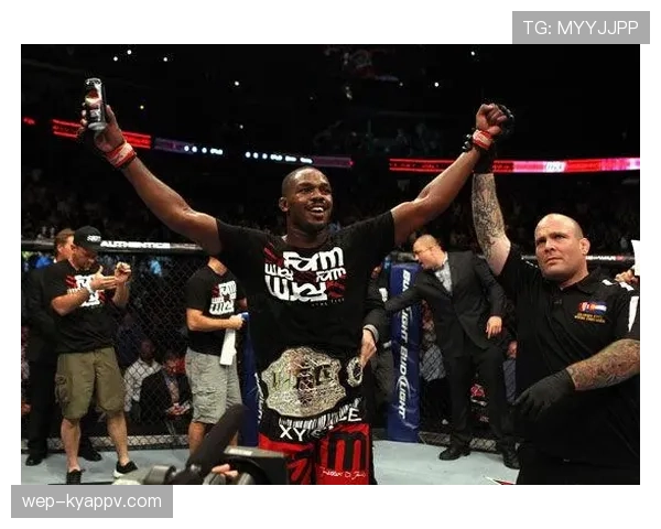 乔恩·琼斯在家练完拳顺手把厨房门当沙袋踹飞了