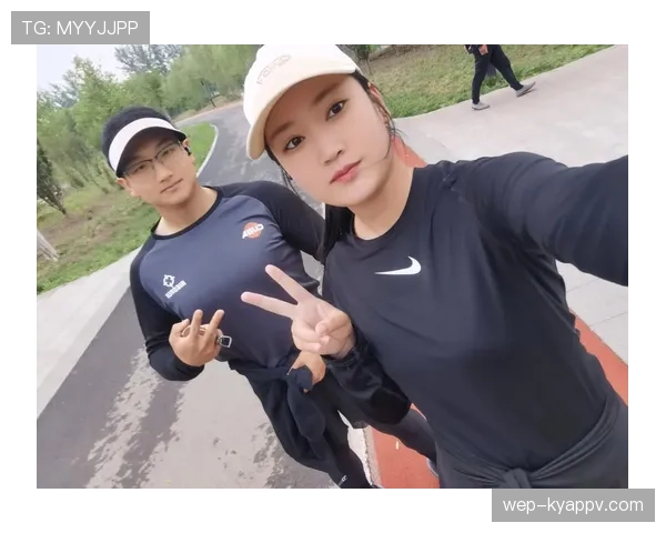 叶诗文训练完随手啃个鸡腿，这自律和放纵的切换也太真实了