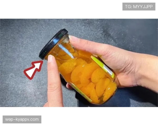 特雷·杨家的冰箱里塞满了能量饮料，连瓶盖都没空拧？